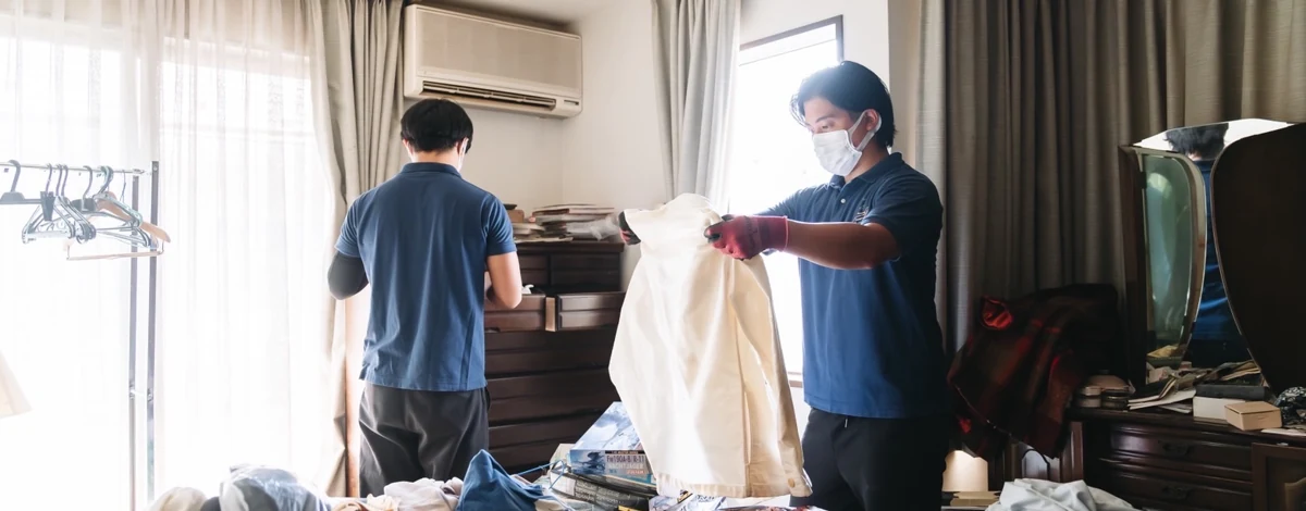 遺品整理を行うセレンシアのスタッフの作業（室内の仕分け・搬出）